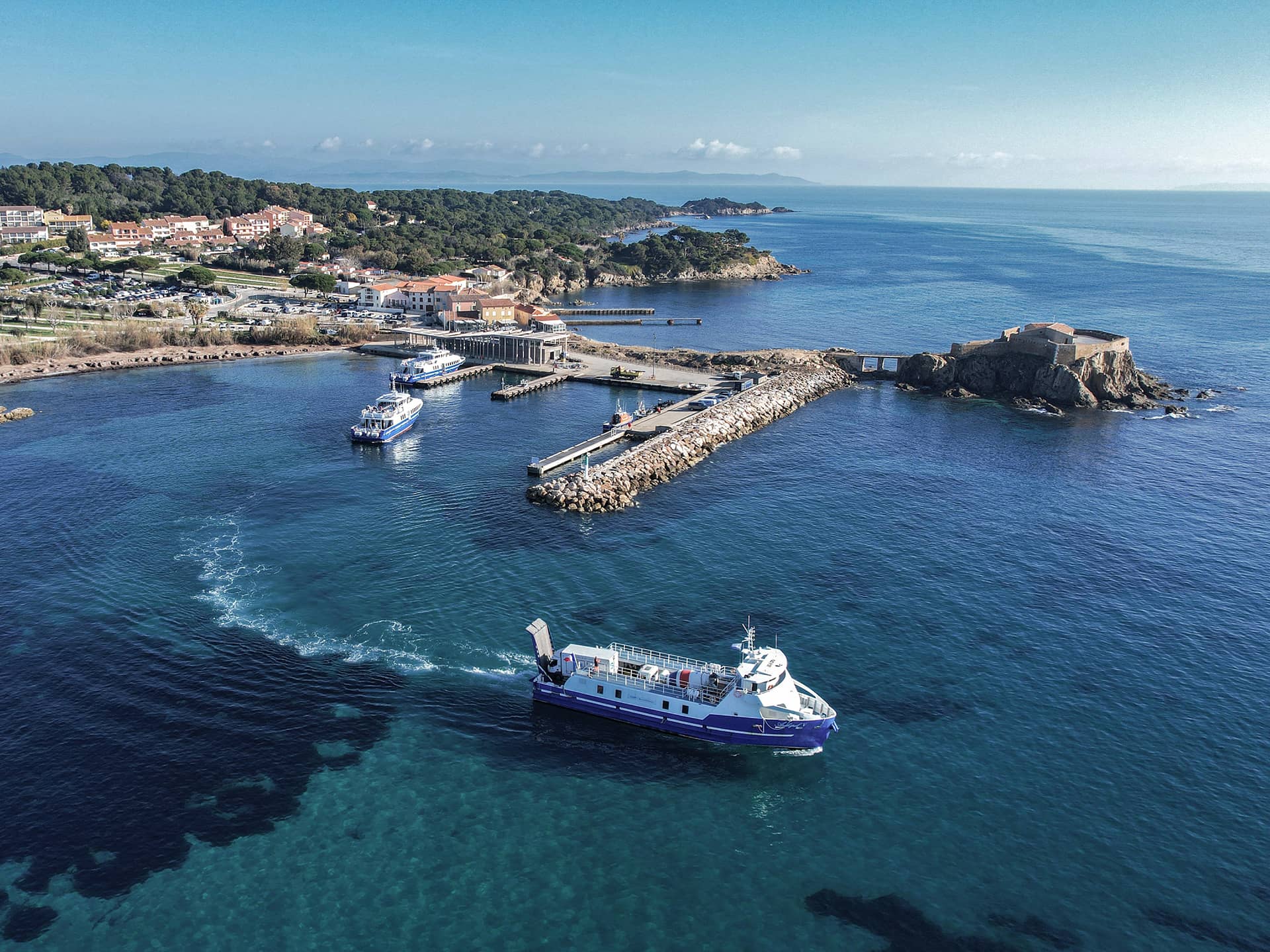 Traversées bateaux vers Porquerolles, Port-Cros et Le Levant avec la TLV - Laurent Parienti - Provence Méditerranée