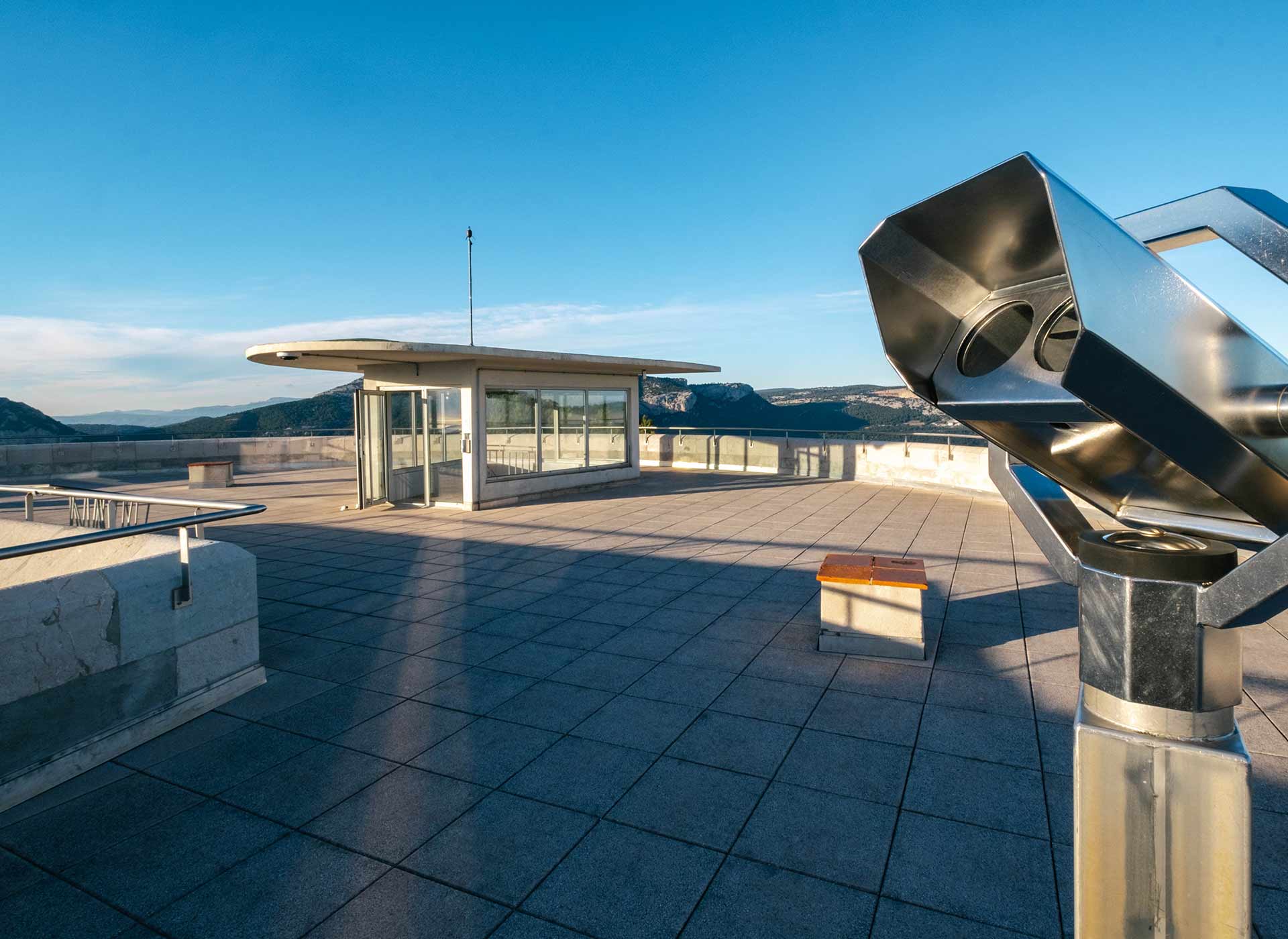 Admirer le panorama depuis le mémorial - Laurent Parienti - Provence Méditerranée