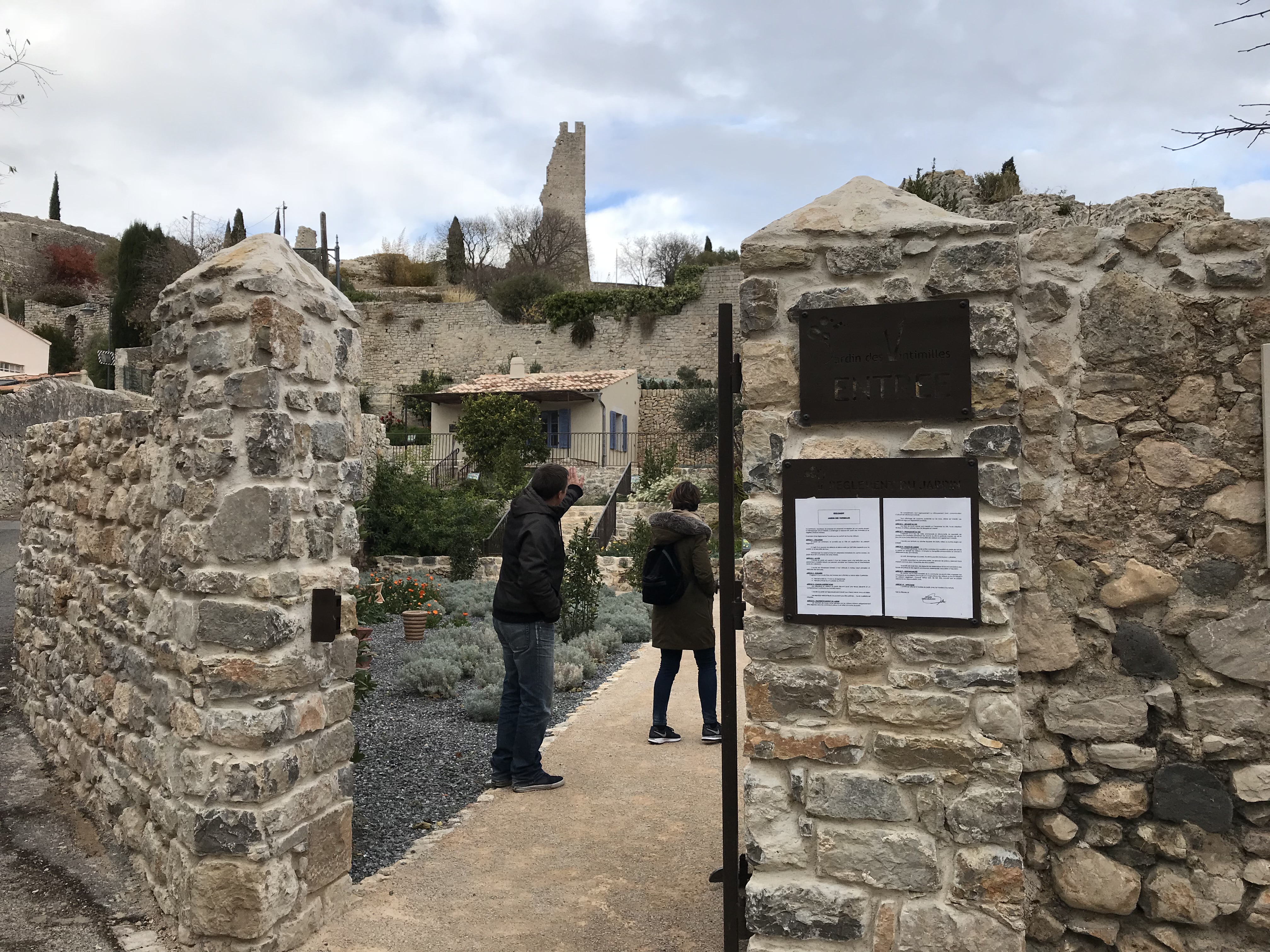 Au pied du chateau feodal - Tourisme Provence Méditerranée