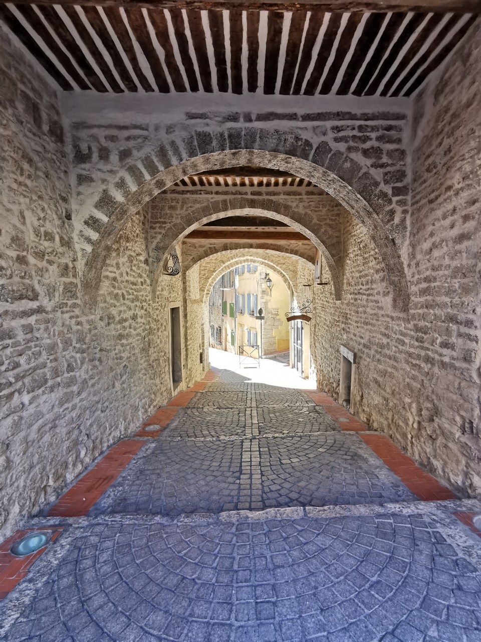 Porche de la rue Gambetta - Tourisme Provence Méditerranée