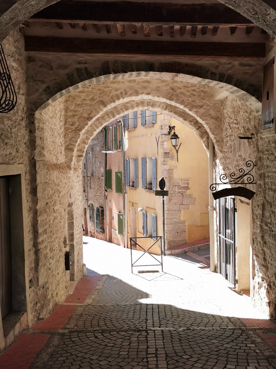 Porche de la rue Gambetta - Tourisme Provence Méditerranée