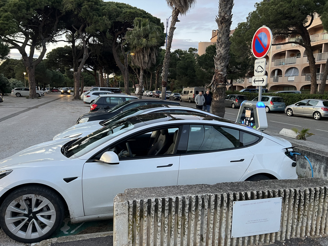 Borne de recharge véhicule électrique Hyères_Hyères - Borne de recharge véhicule électrique Hyères Port - Hippodrome