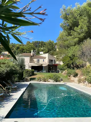 Piscine vue maison - Helene de Carné