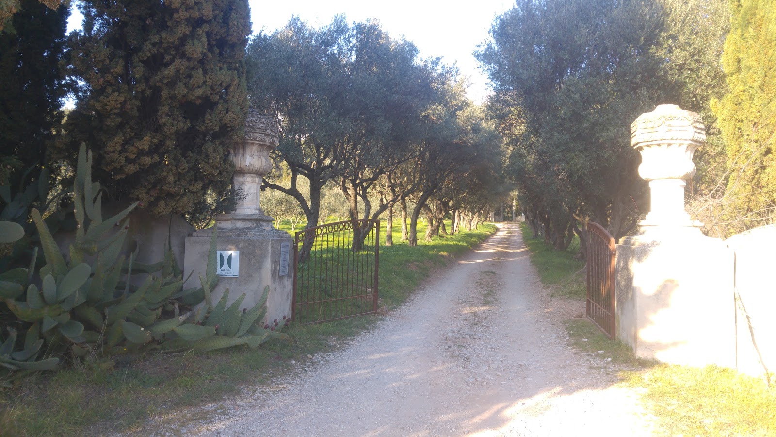 entrée du Domaine - Amis d'Orvès