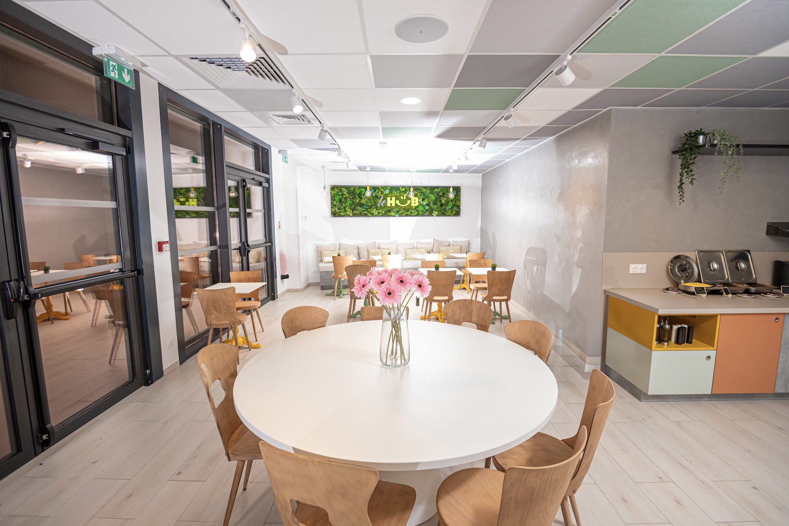 Salle petit déjeuner - Le Hüb Toulon