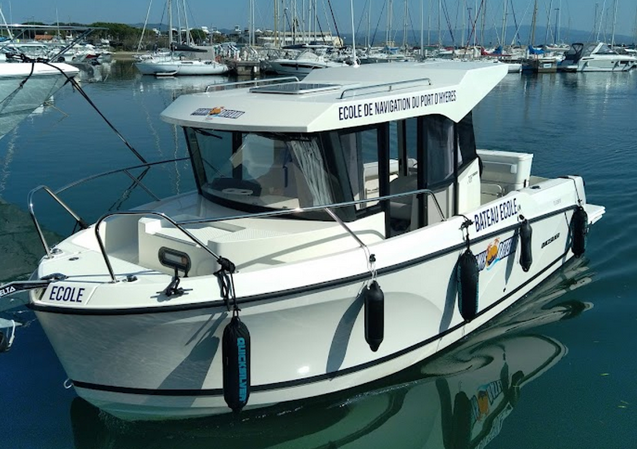 Le bateau de l'école - Ecole de navigation du port d'Hyères