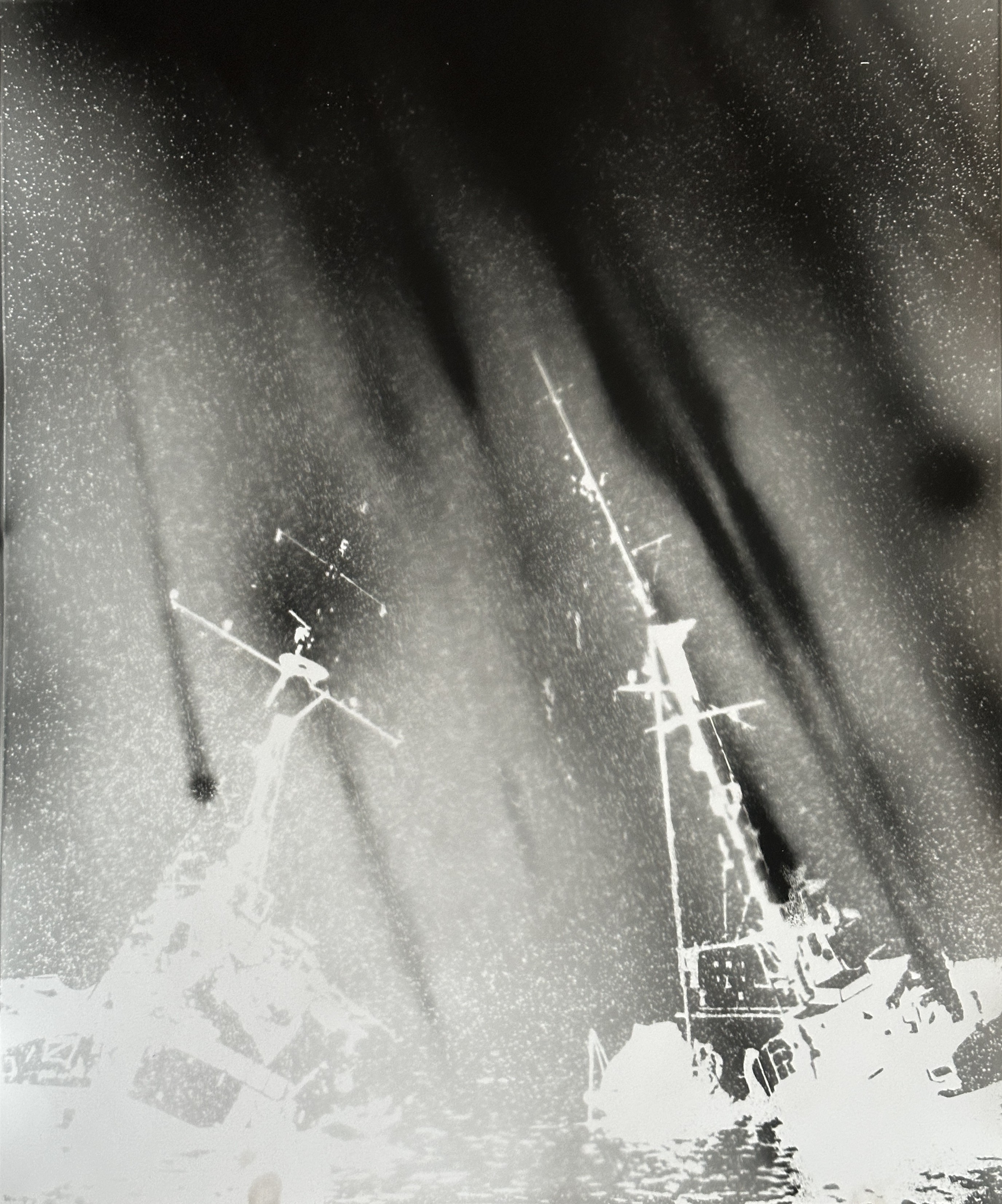 Bateaux 1_photogramme sur papier argentique baryté mat révélés aux étincelles d’acier, 2026 - DR / Mémorial du Débarquement en Provence