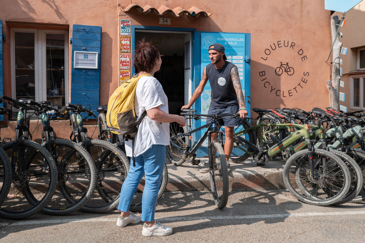 Traversée bateau + location de VTT électrique à Porquerolles_Hyères - Provence Méditerranée - Laurent Parienti