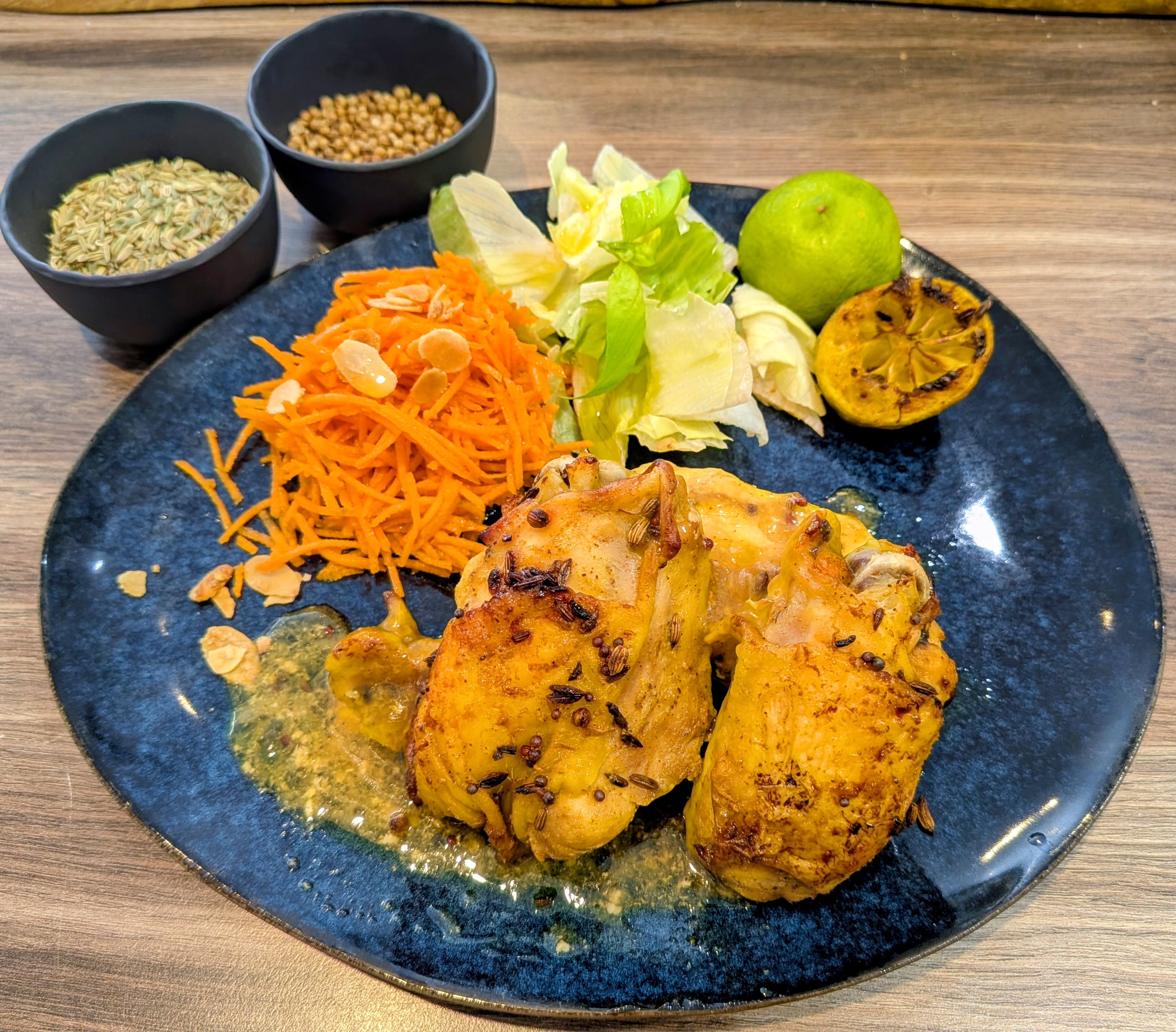 Poulet mariné aux épices douces carottes râpées aux amandes et sauce au yaourt - Mariné & mijoté
