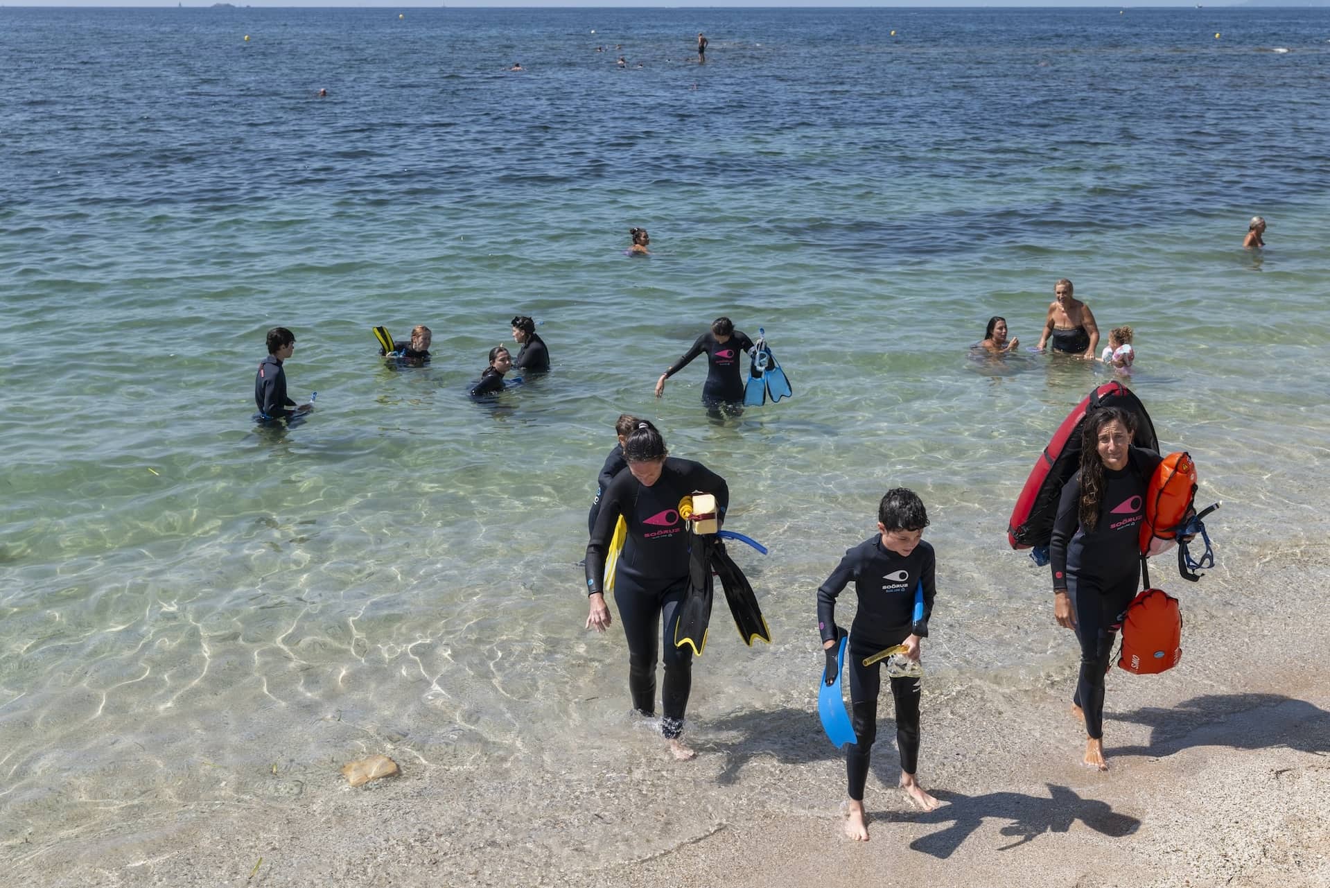 Nage plamée en groupe et encadrée par Camille, sur les vestiges d'Olbia à l'Almanarre - Laurent Parienti