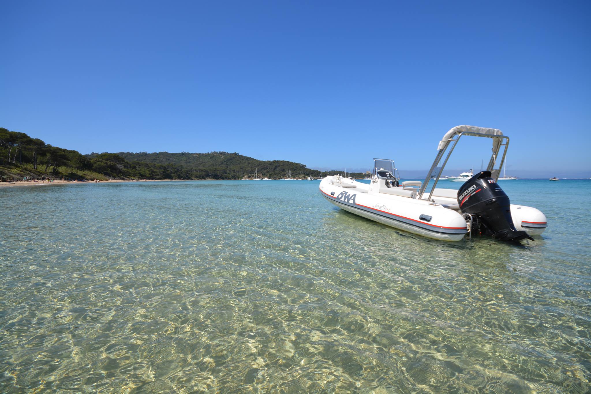 BWA 19 GT sur la plage de la Courtade à Porquerolles - XL YACHTING