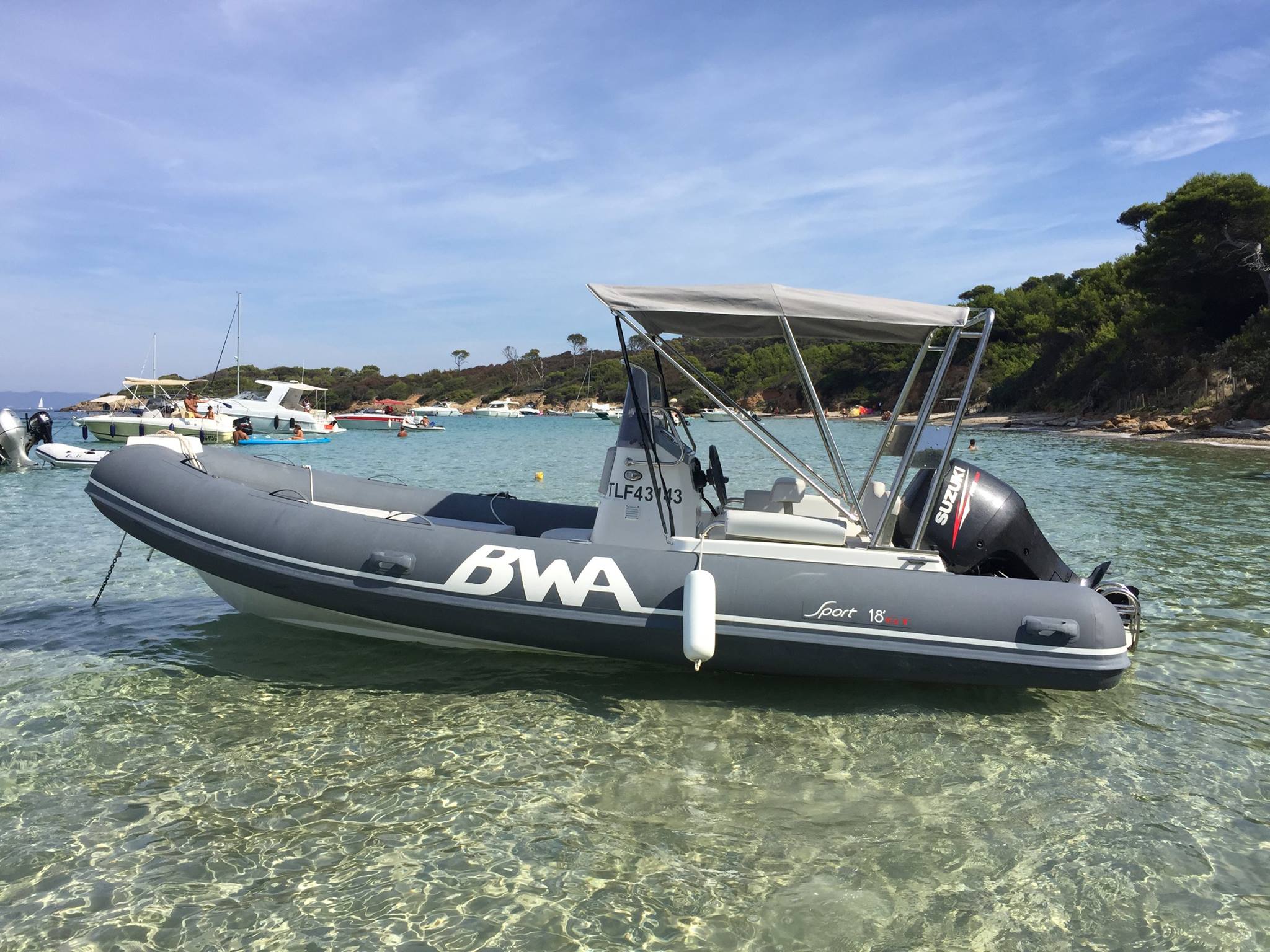 Le BWA 18 gt (5.5 mètres) peut accueillir jusqu'à 7 personnes pour votre journée de location - XL YACHTING