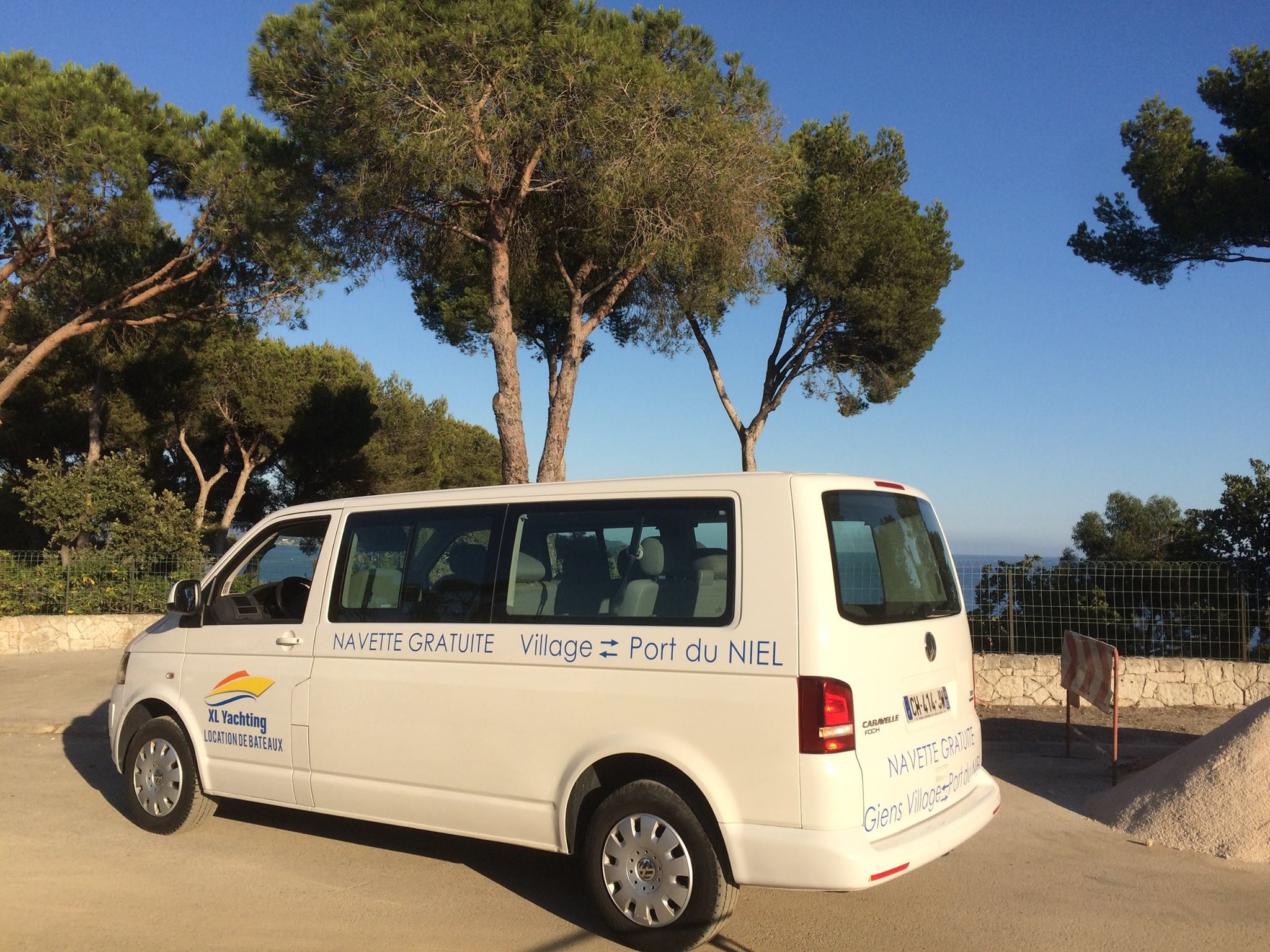 En été, notre navette gratuite vous dépose au Niel depuis les parkings de Giens - XL YACHTING