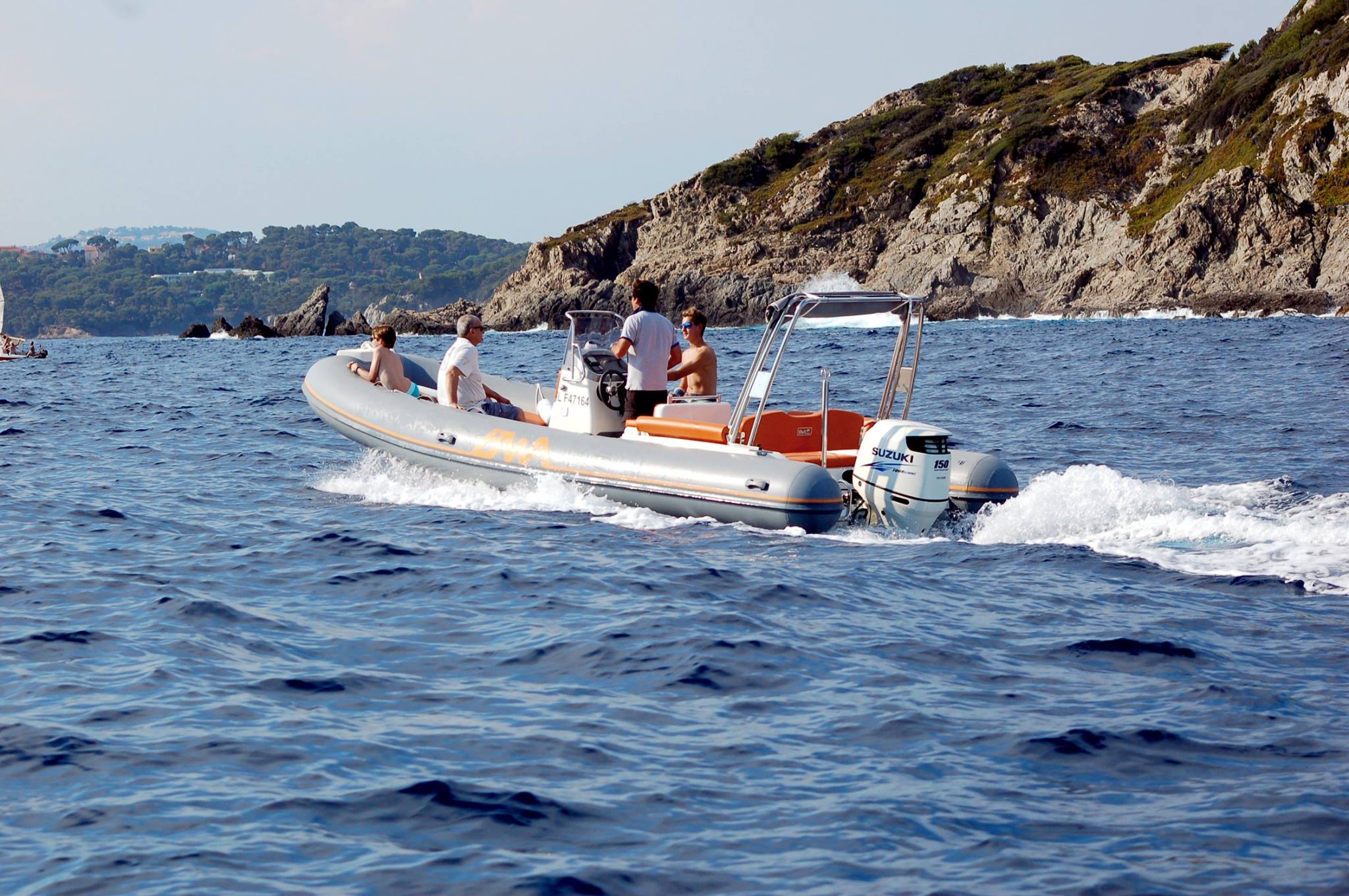 Promenez vous le long des côtes de Porquerolles - XL YACHTING